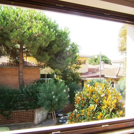 Casa Mario Dei Pini * Viareggio